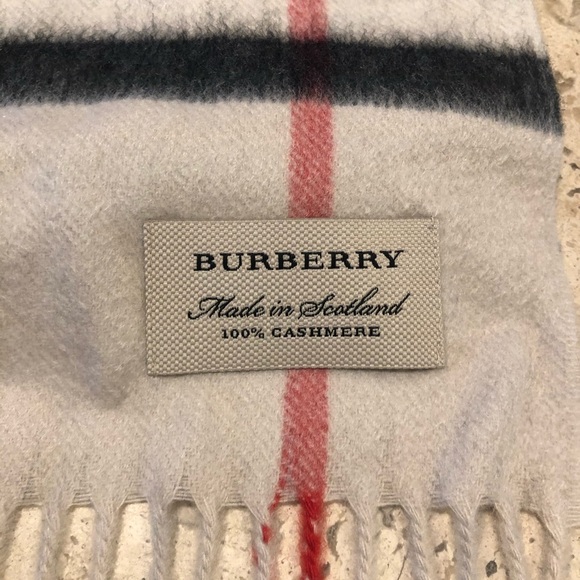 ❌SOLD❌NWT Authentic Burberry Cashmere Scarf - Picture 3 of 7